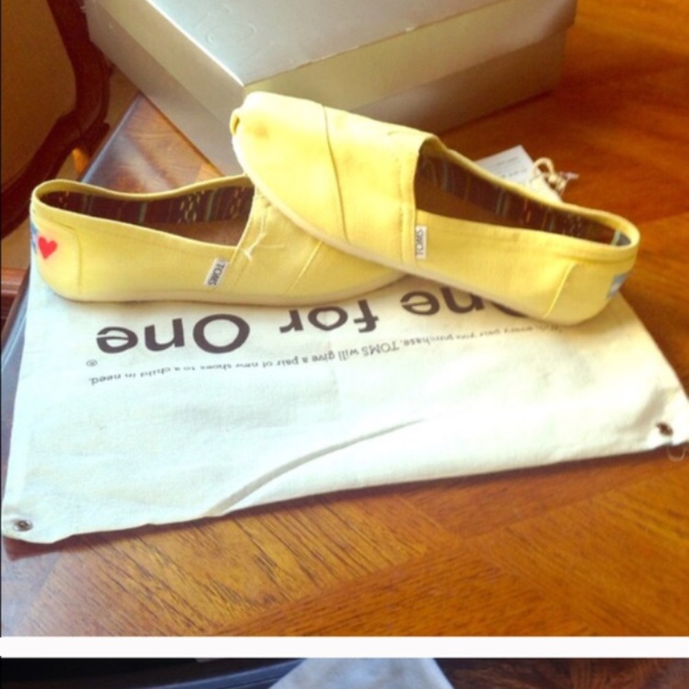 Yellow toms